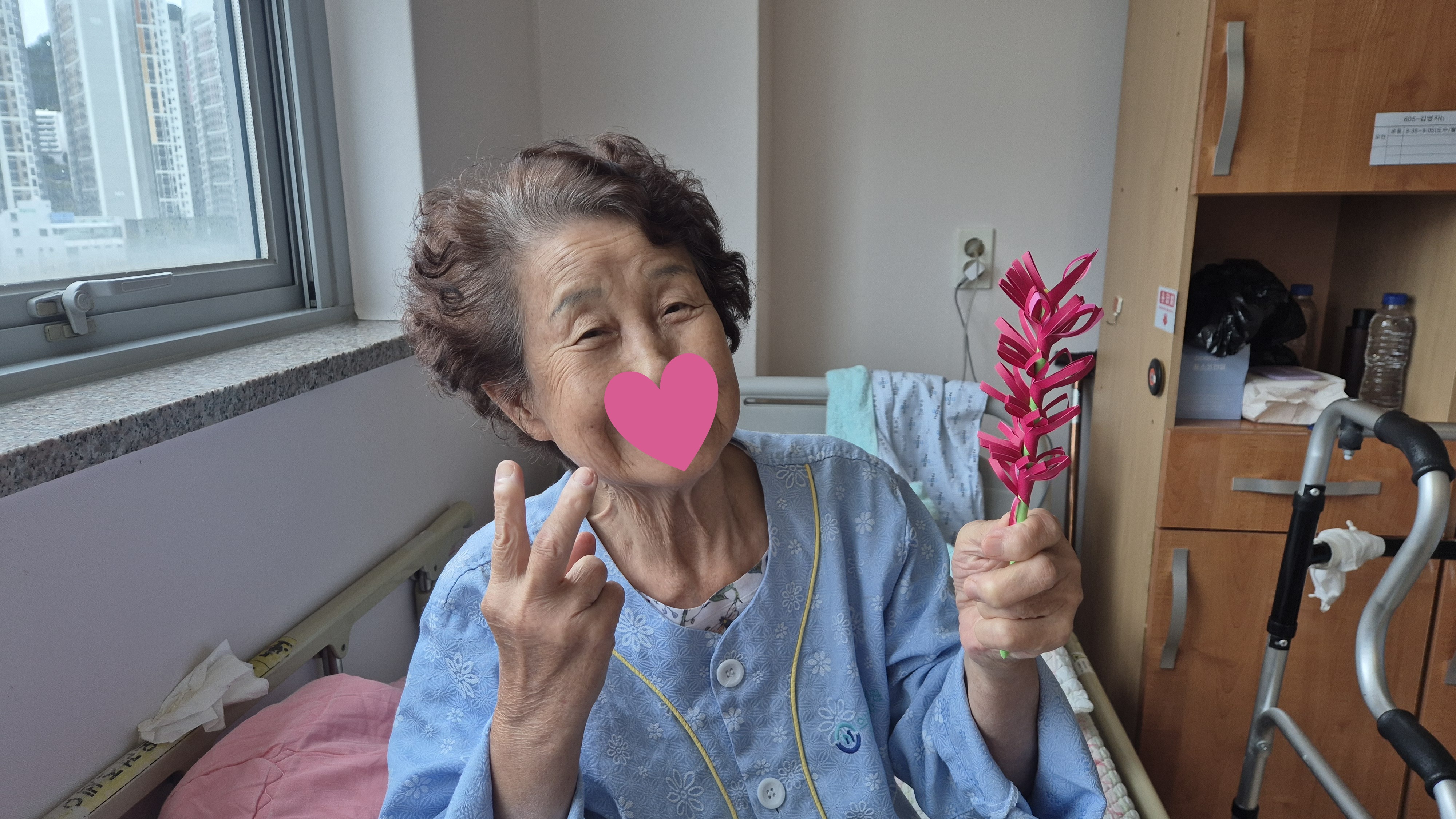 [인지활동] 색종이로 피운 마음의 꽃 '색종이 꽃 만들기'